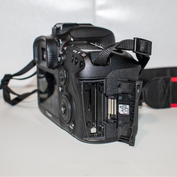 Canon EOS 7d Mark II Camera Bundle - Picture 2 of 16